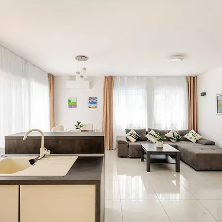 Pensionat With Private Swimming Pool Trogir