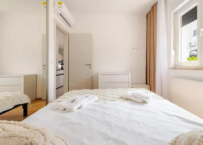 Guest house With Private Swimming Pool Trogir