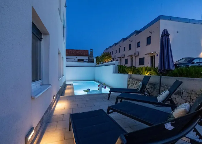 With Private Swimming Pool Guest house Trogir