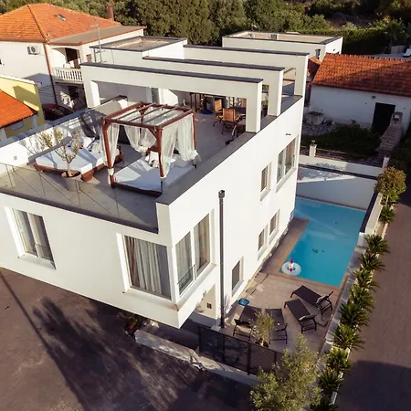 With Private Swimming Pool 3* Traù