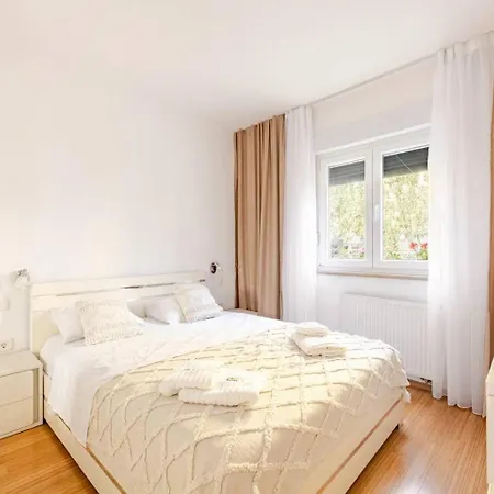 With Private Swimming Pool Gasthuis