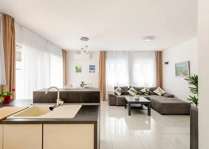 Affittacamere With Private Swimming Pool Traù